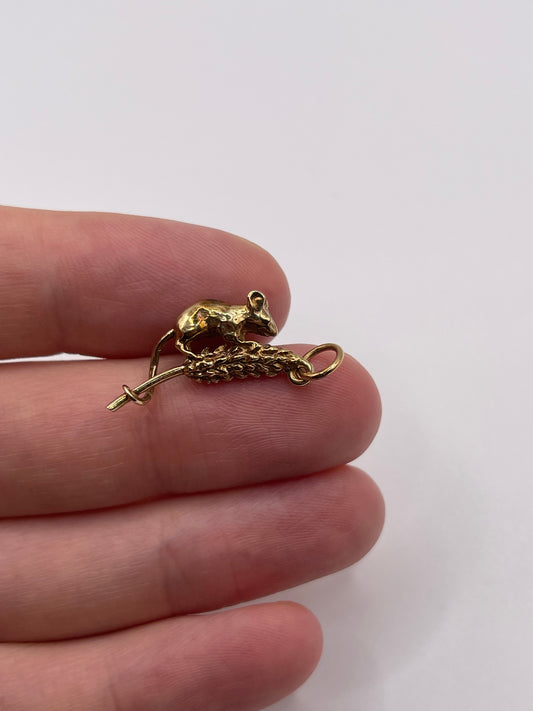 9ct gold mouse on wheat charm