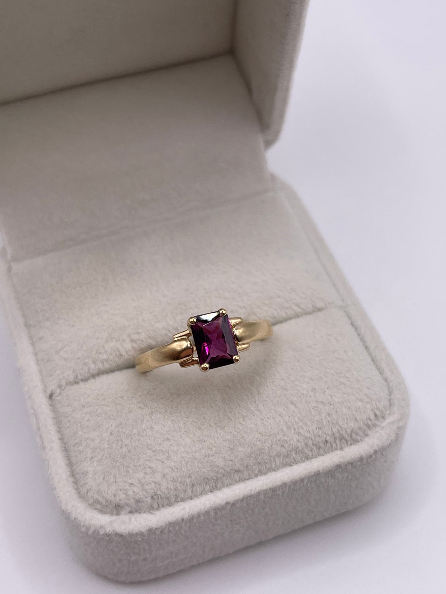 9ct gold garnet ring