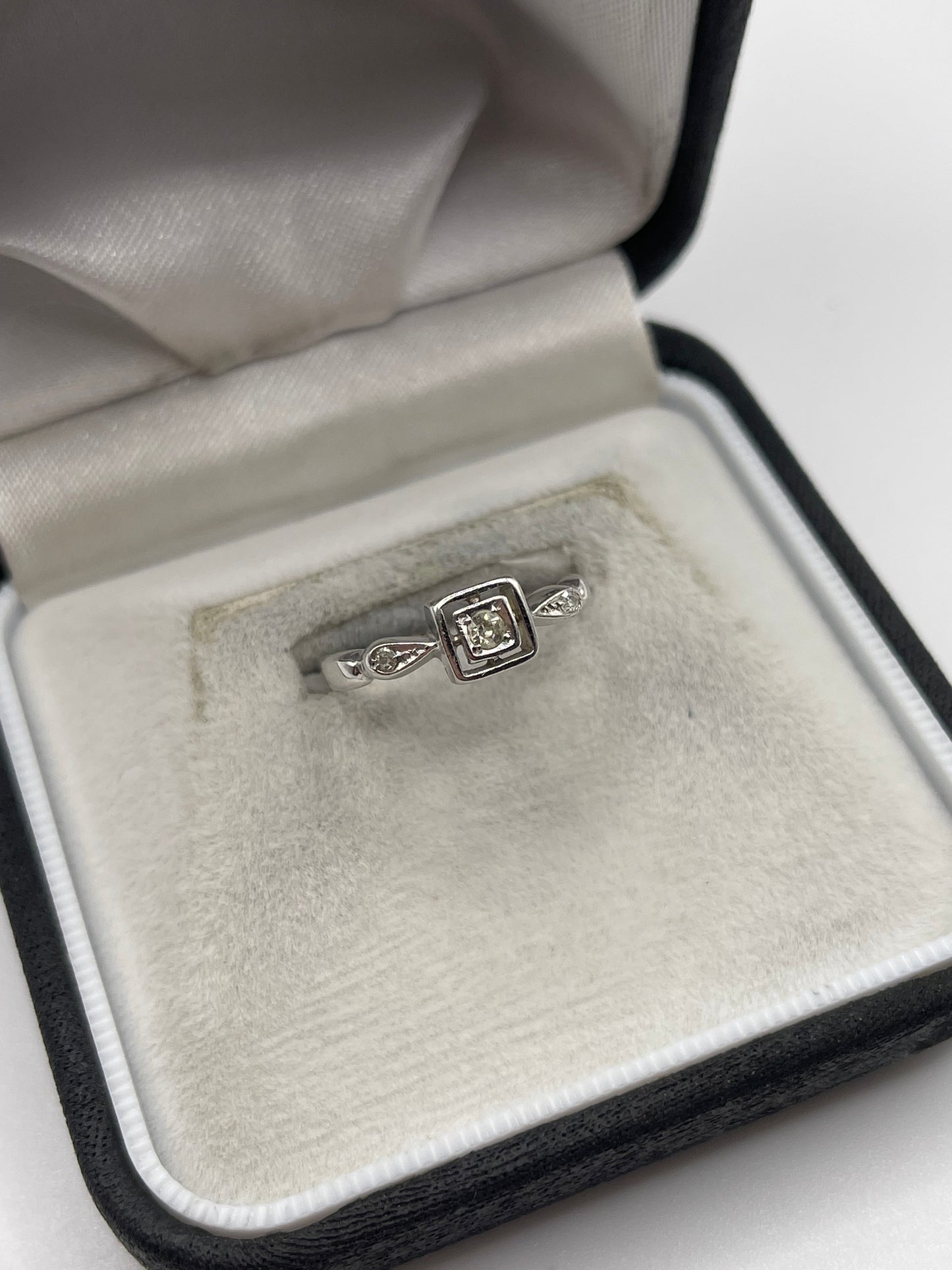 18ct white gold diamond ring