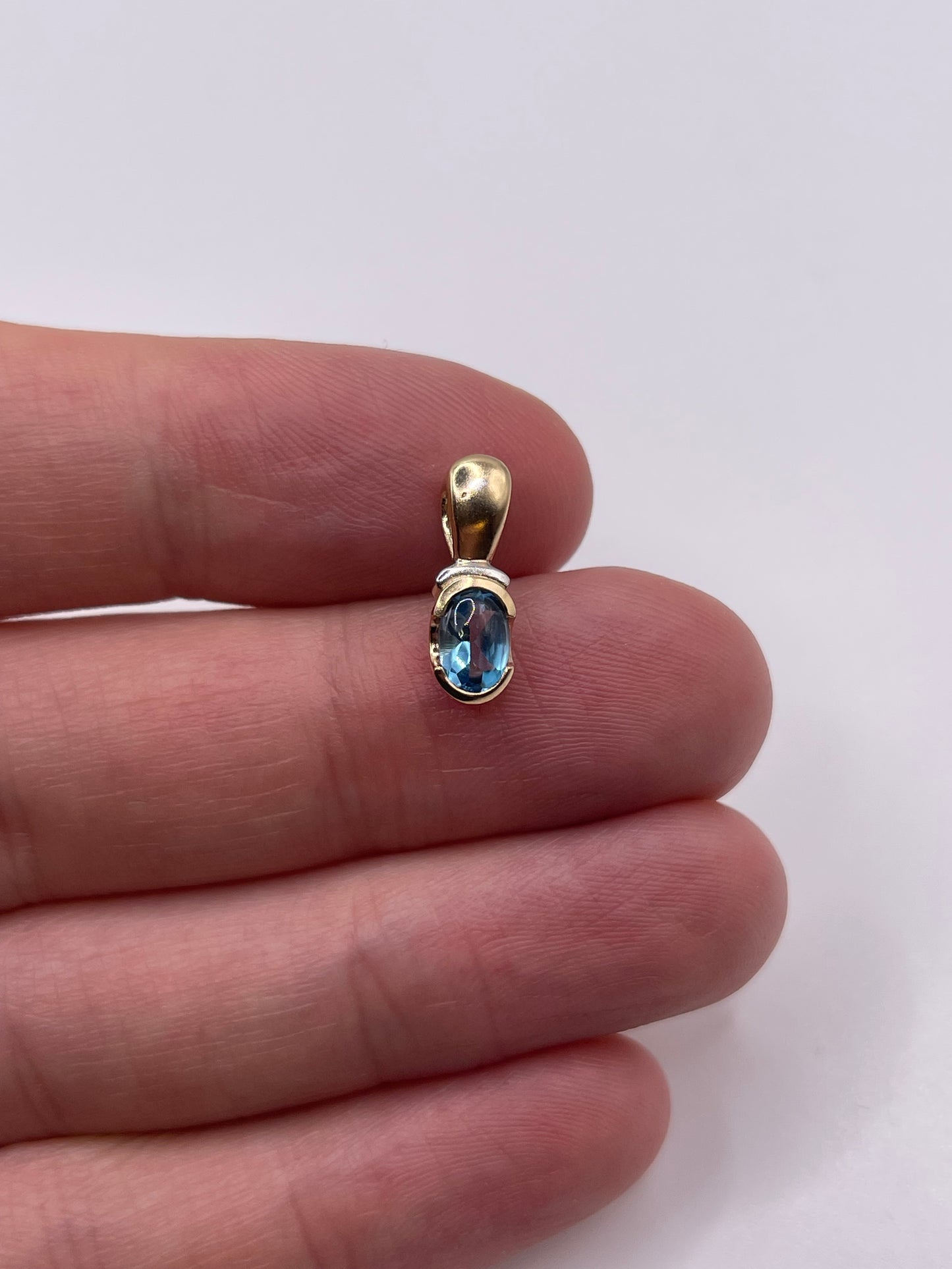 9ct gold topaz pendant
