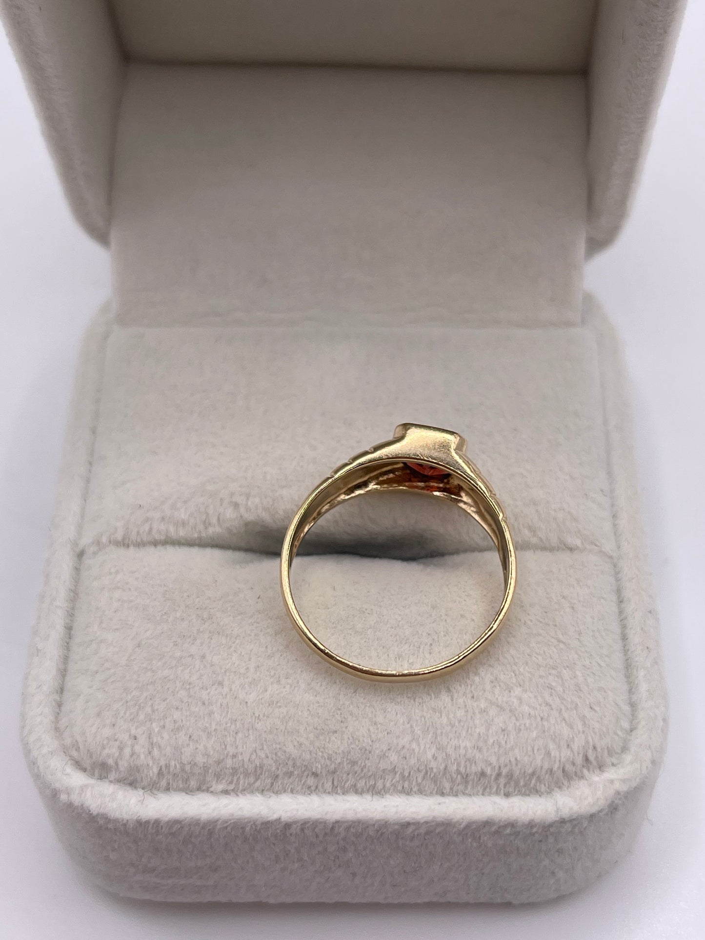 9ct gold garnet ring
