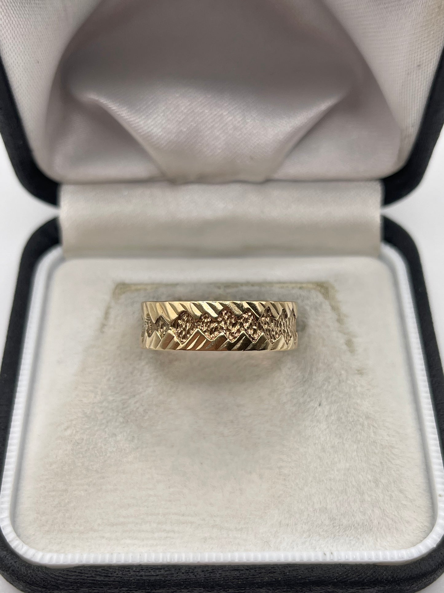 9ct gold engraved band