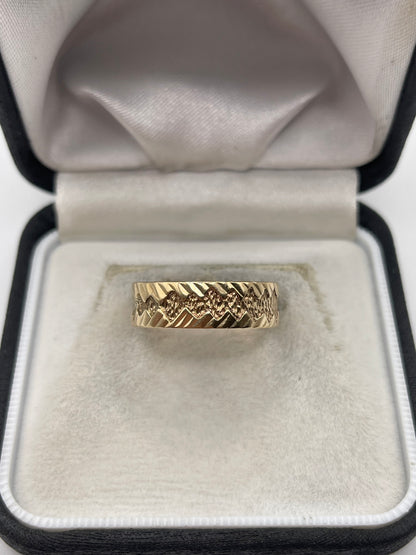 9ct gold engraved band
