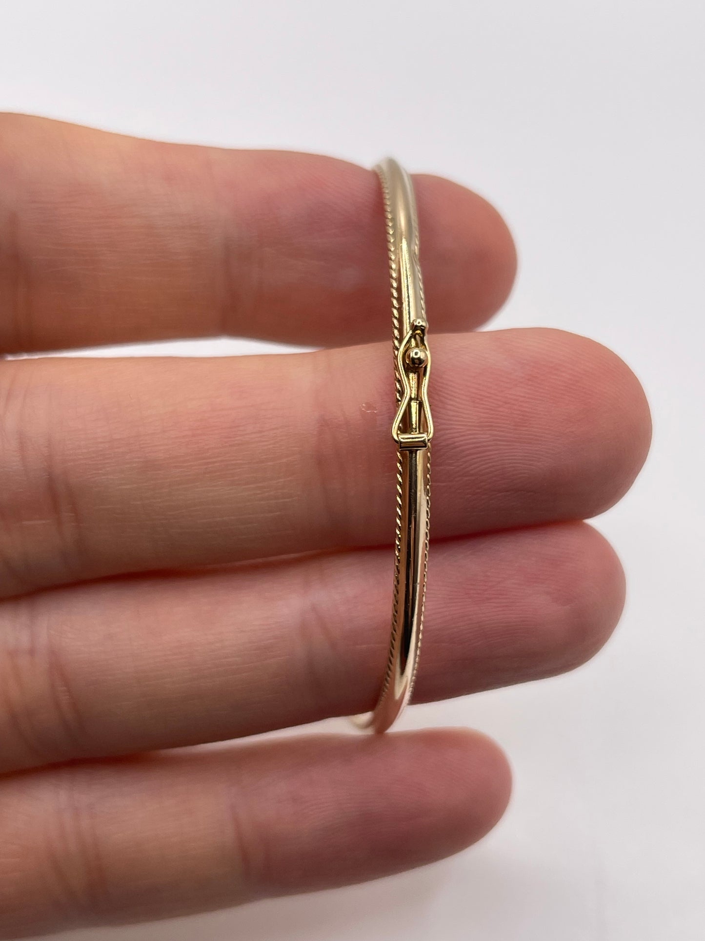 9ct gold bangle