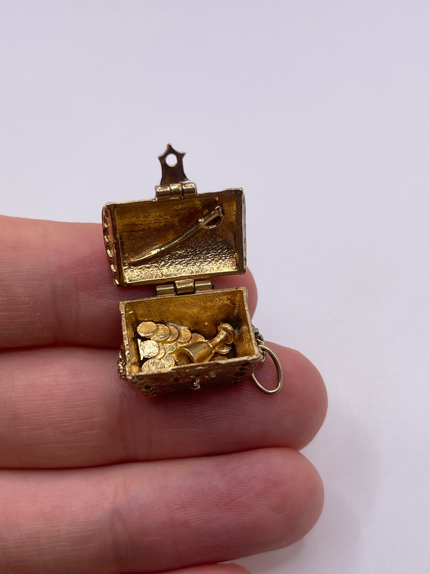 9ct gold treasure chest charm