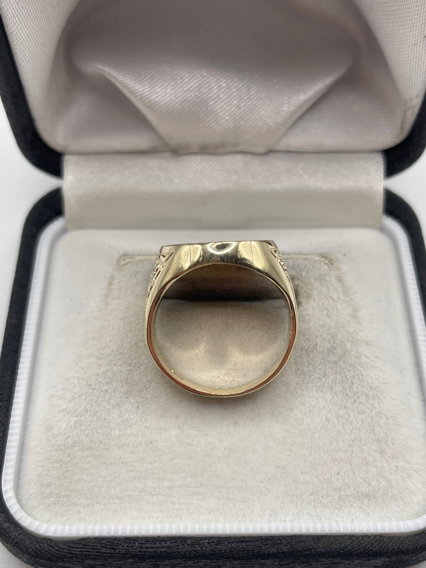 Heavy 9ct gold crest ring