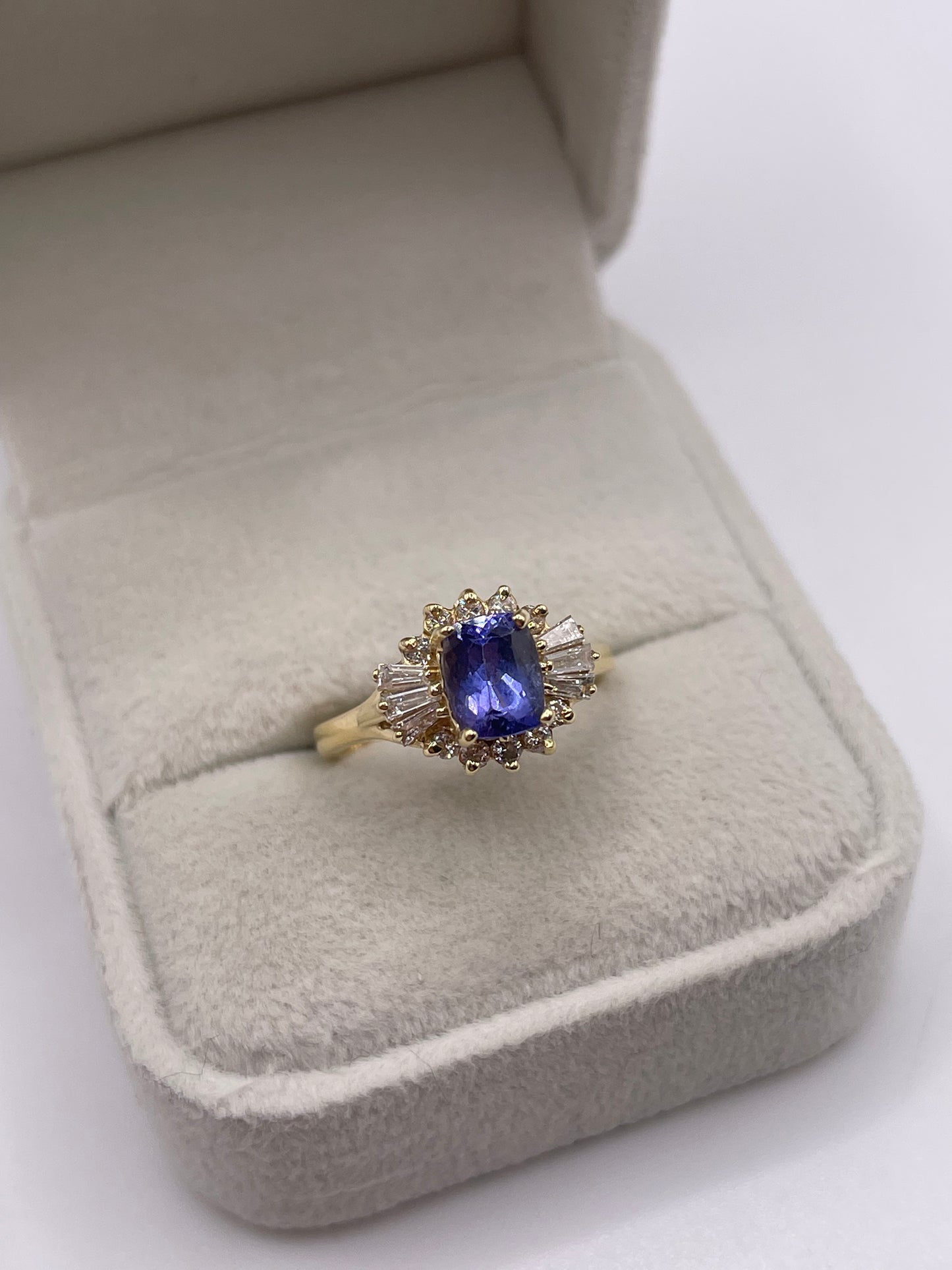 14ct gold tanzanite and diamond ring