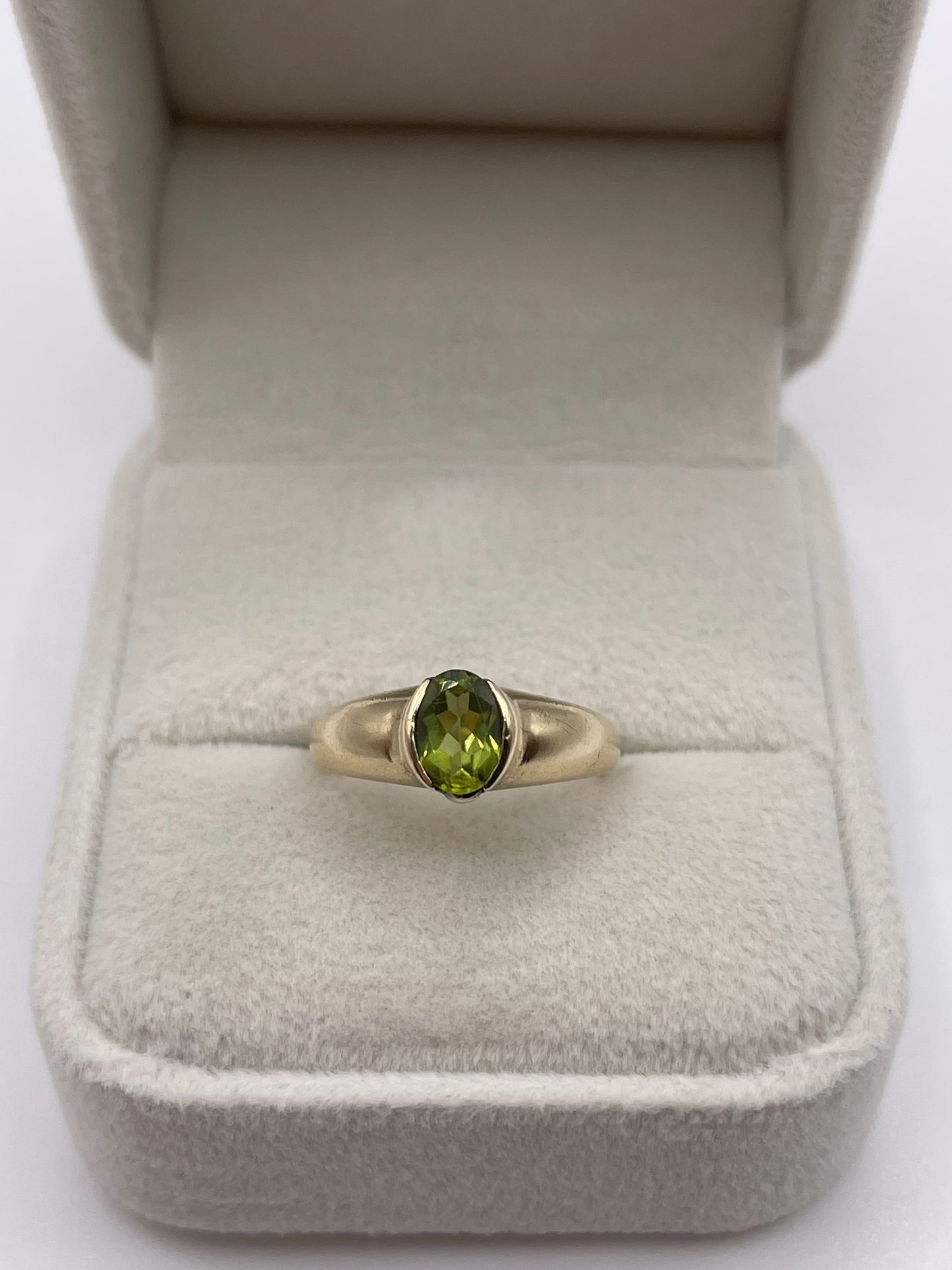 9ct gold peridot ring