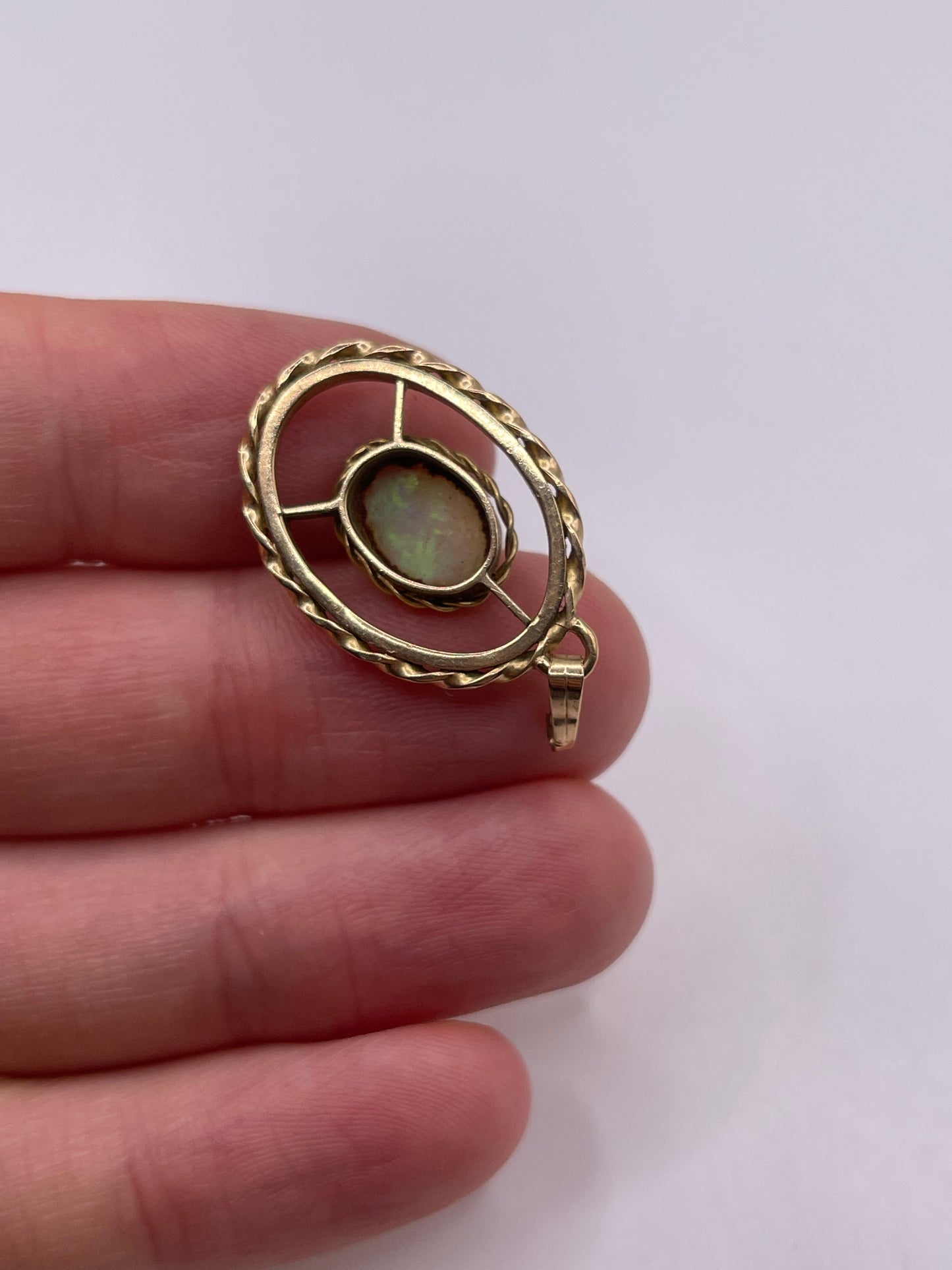 9ct gold opal pendant