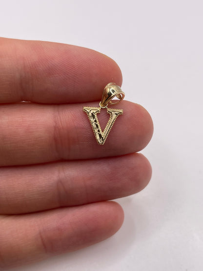 9ct gold initial V pendant