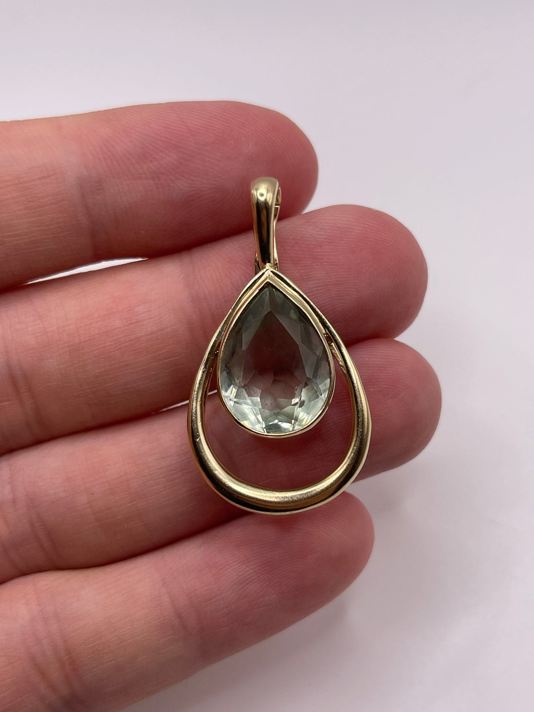 9ct gold green amethyst pendant