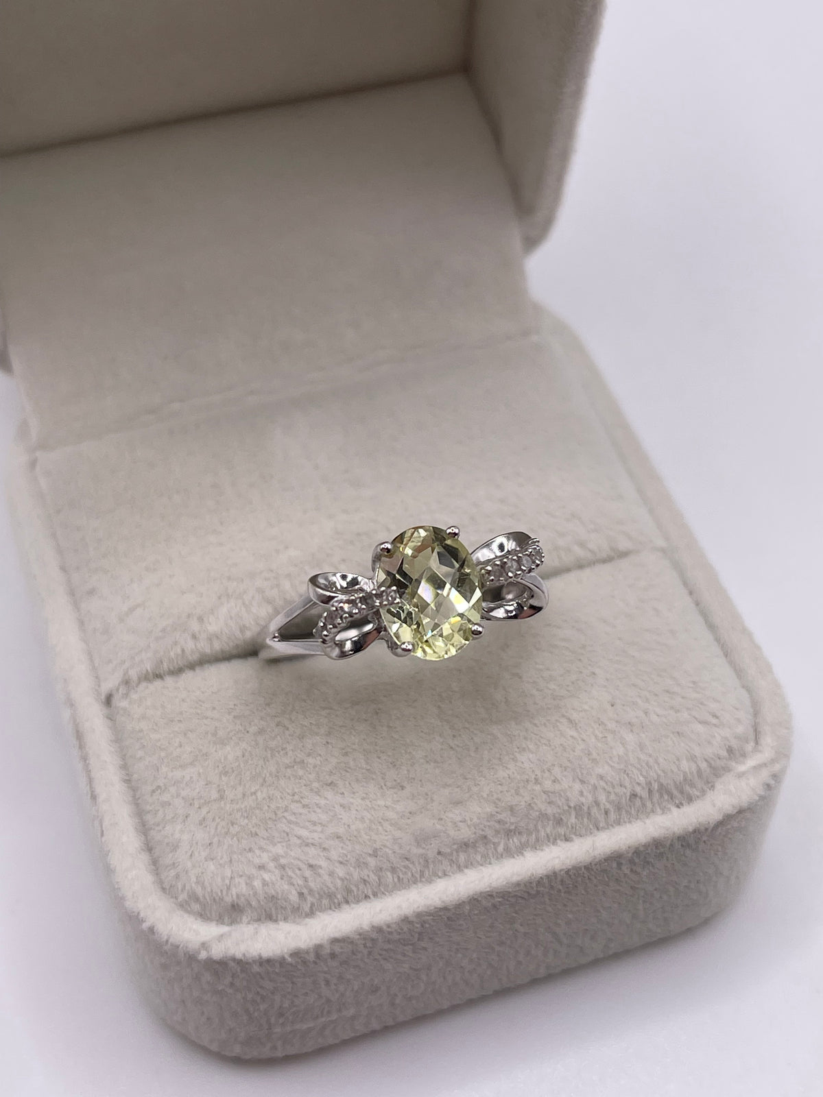 9ct white gold lemon quartz and diamond ring