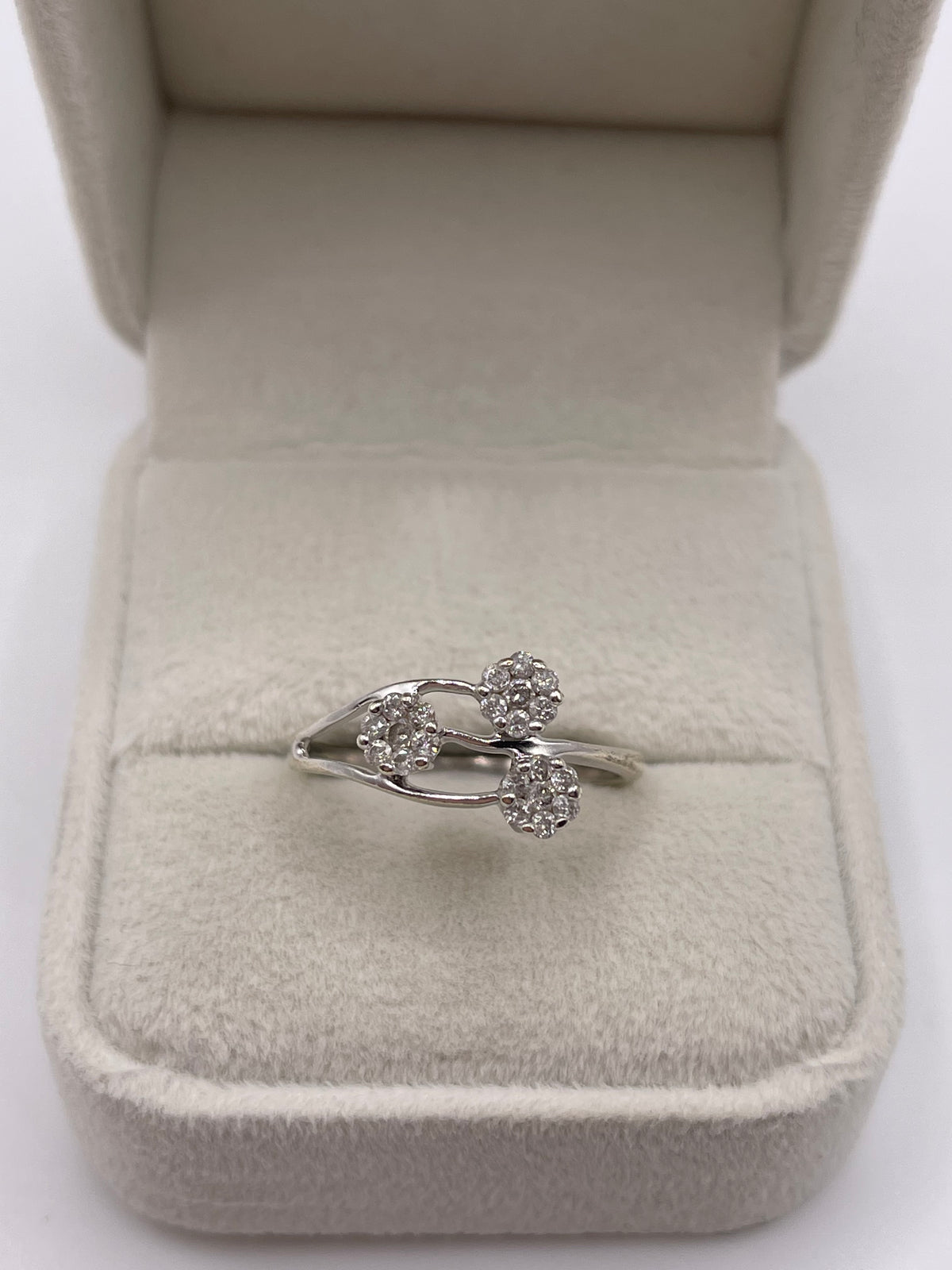 9ct white gold diamond cluster ring