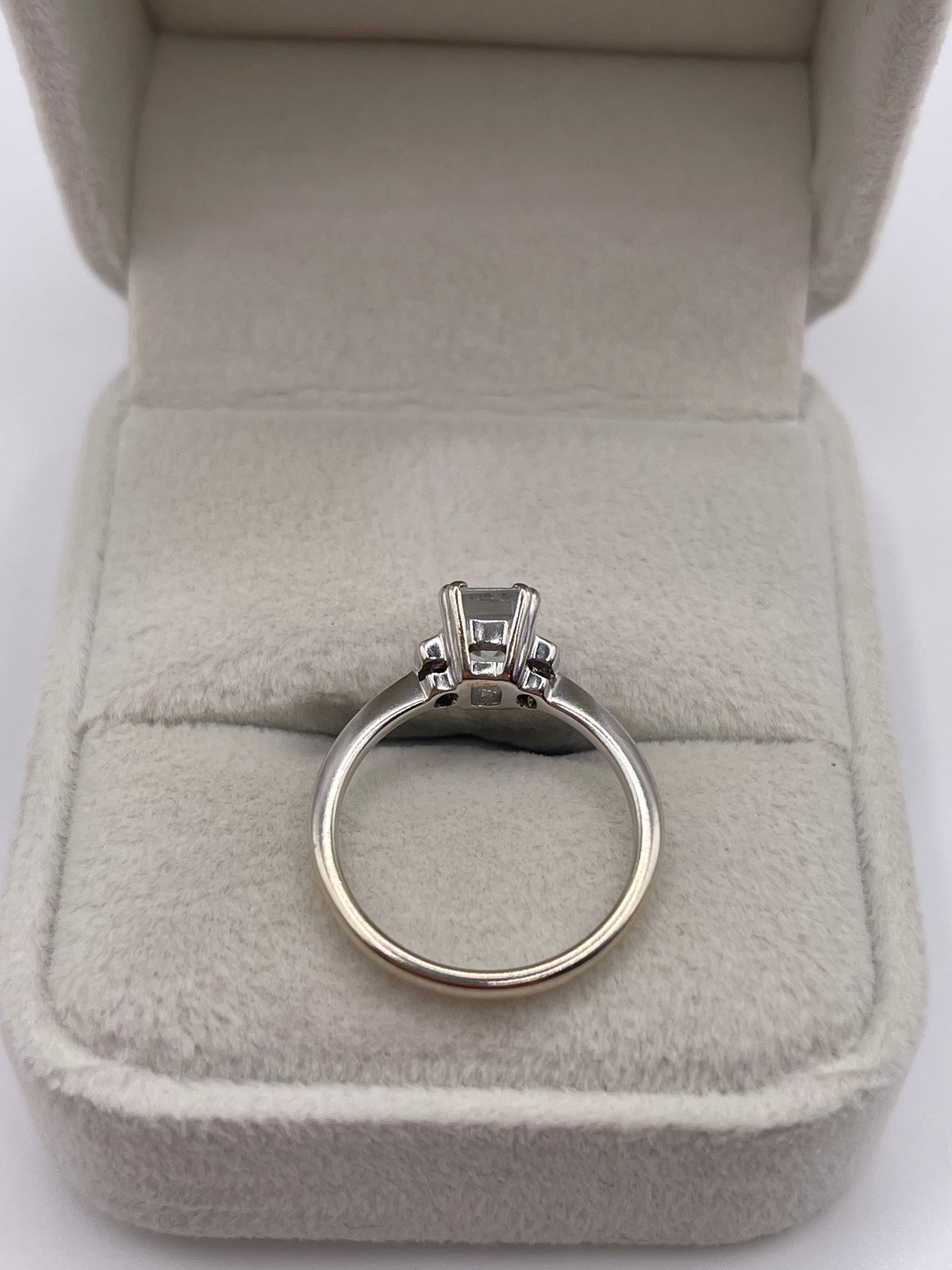 9ct white gold aquamarine and diamond ring