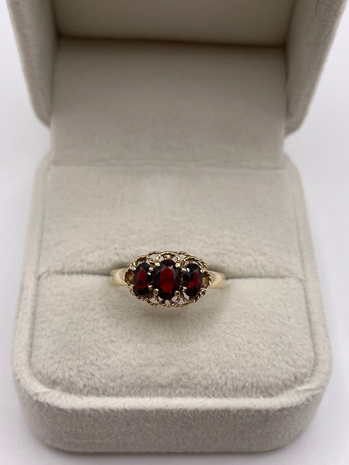 9ct gold garnet ring