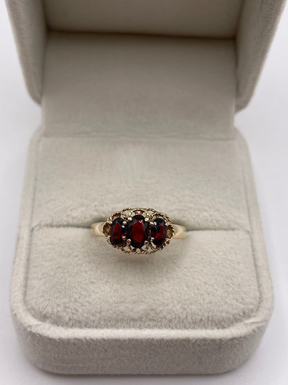 9ct gold garnet ring