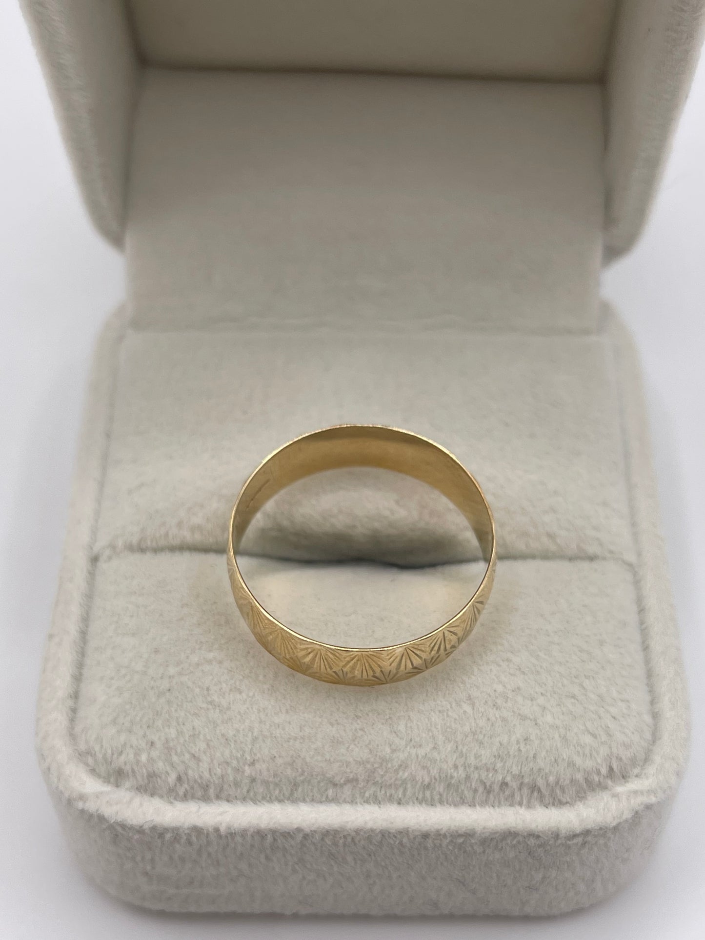 9ct gold patterned band