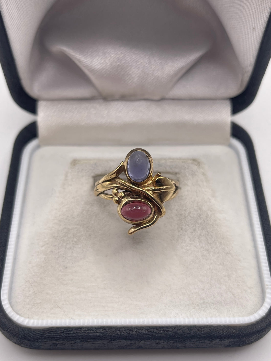 9ct gold cabochon iolite and garnet ring