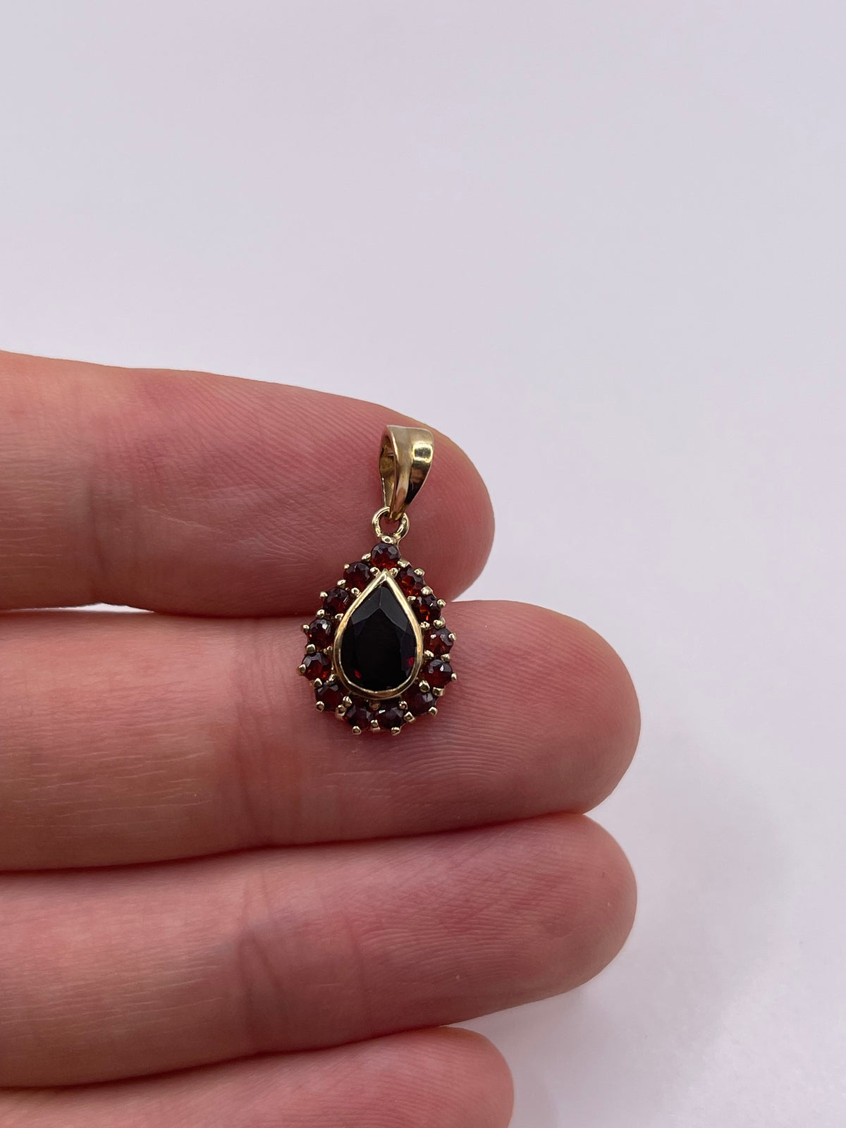 9ct gold garnet pendant