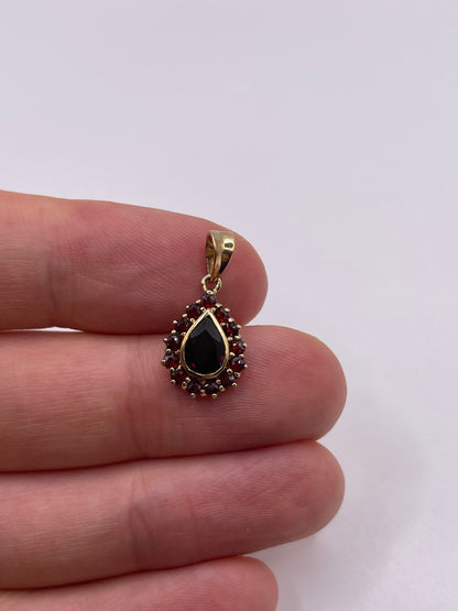 9ct gold garnet pendant