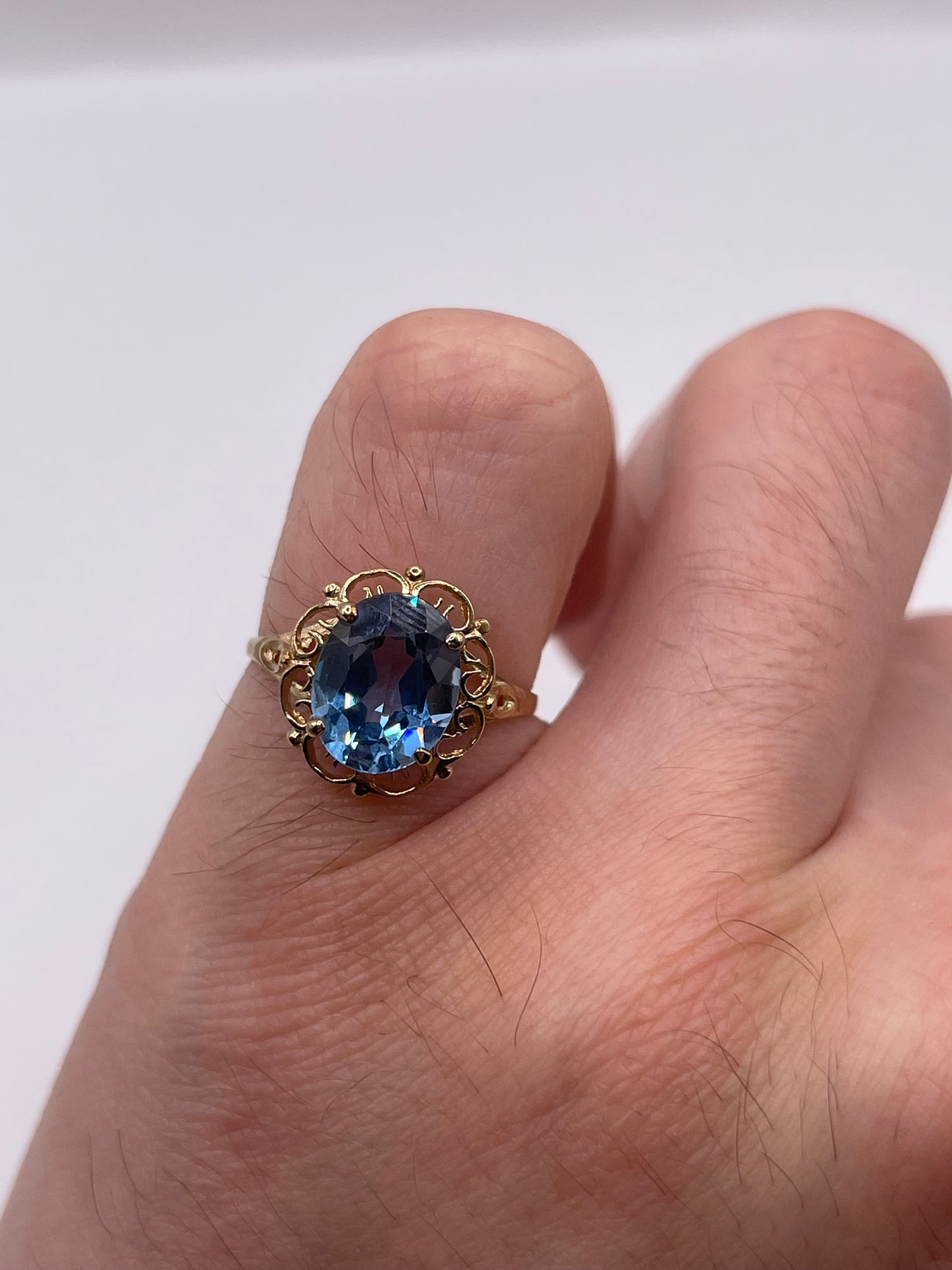 9ct gold synthetic spinel ring
