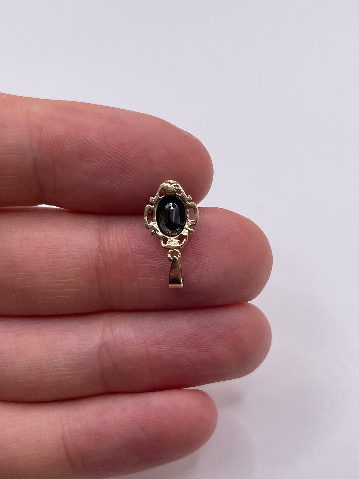 9ct gold sapphire pendant