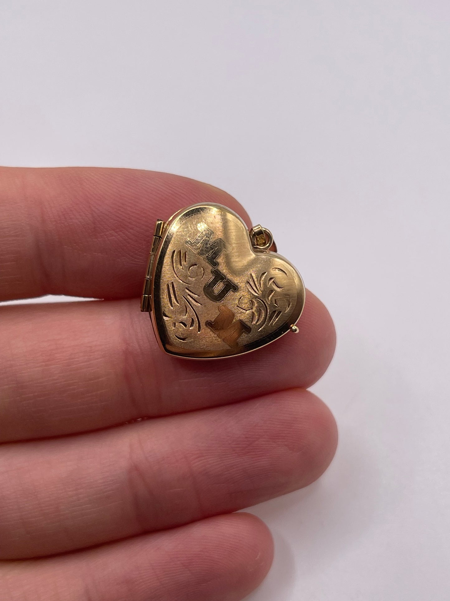 9ct gold heart locket pendant