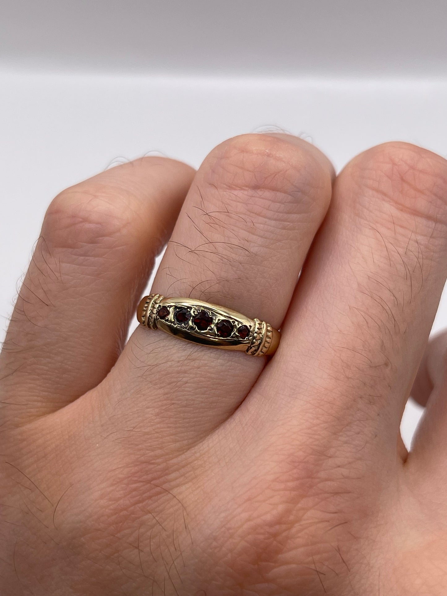 9ct gold garnet ring