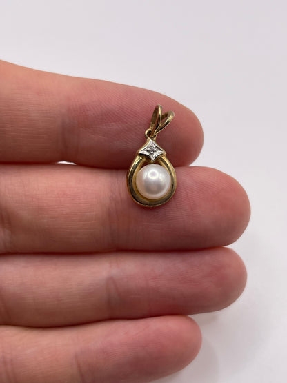 9ct gold pearl and diamond pendant