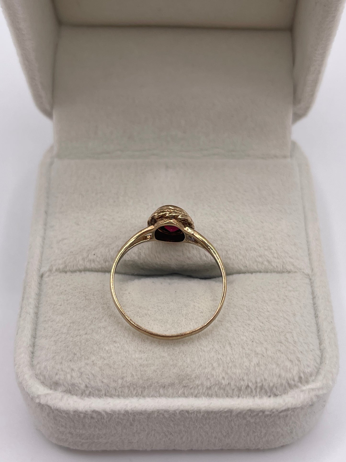 9ct gold garnet ring