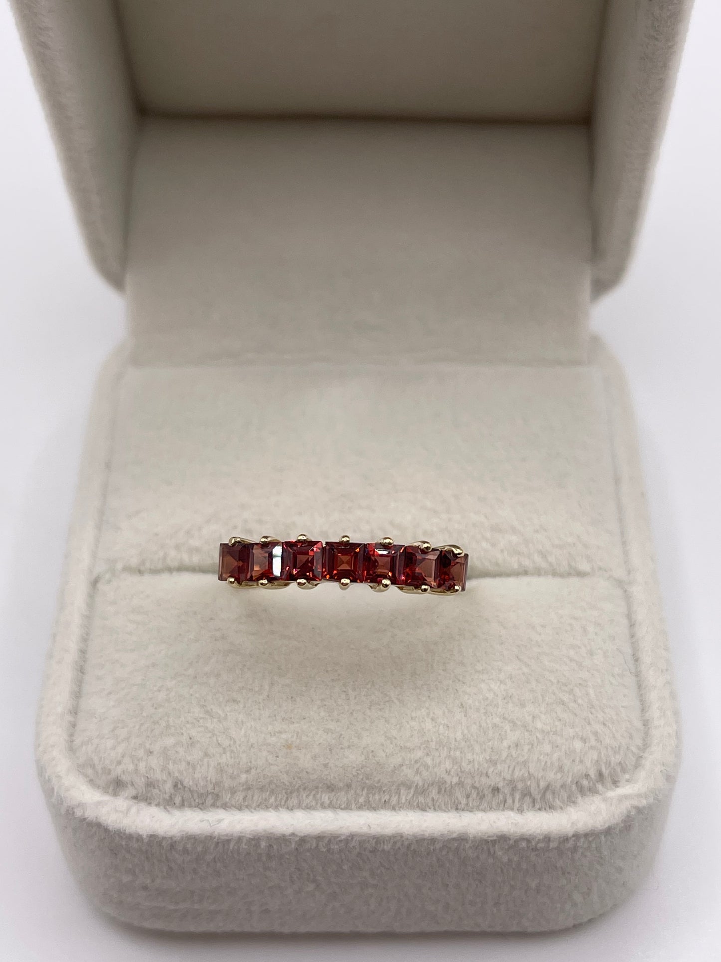 9ct gold garnet ring