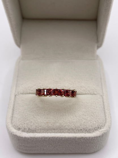 9ct gold garnet ring