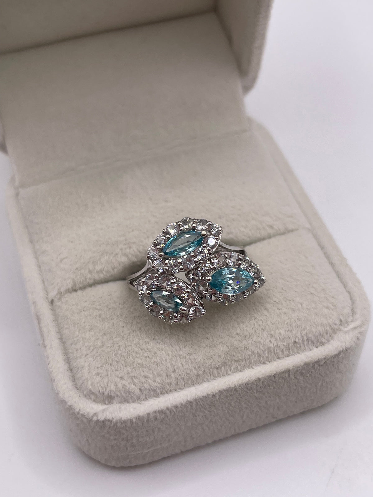 9ct white gold blue and white zircon ring