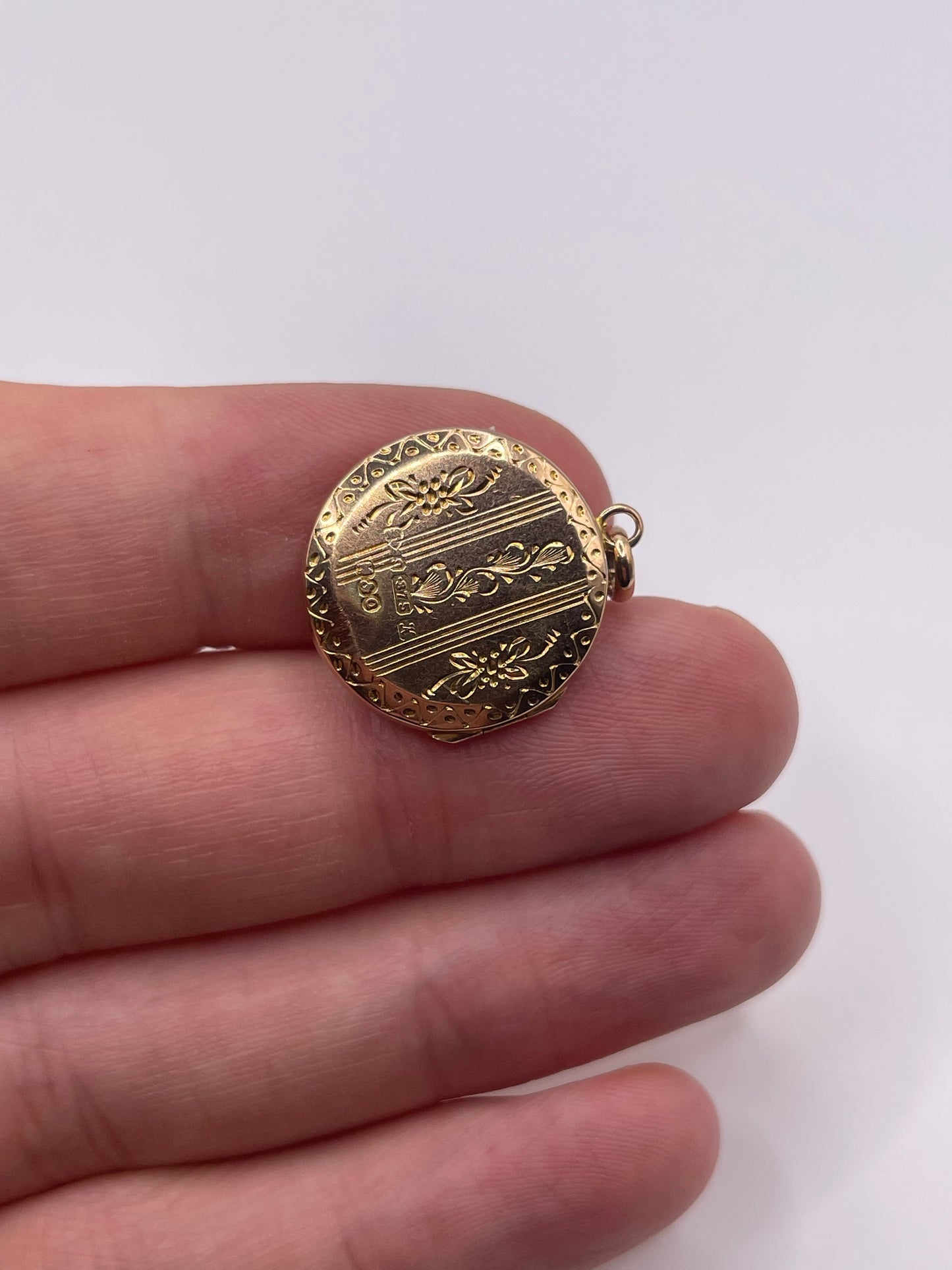 9ct gold locket pendant