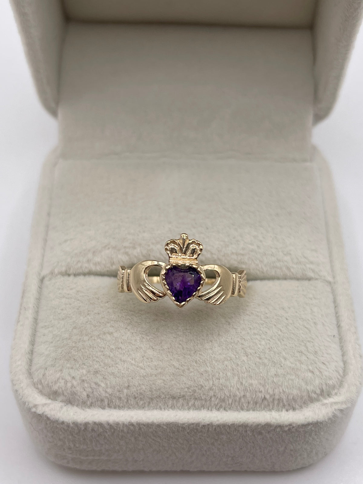9ct gold amethyst claddagh ring