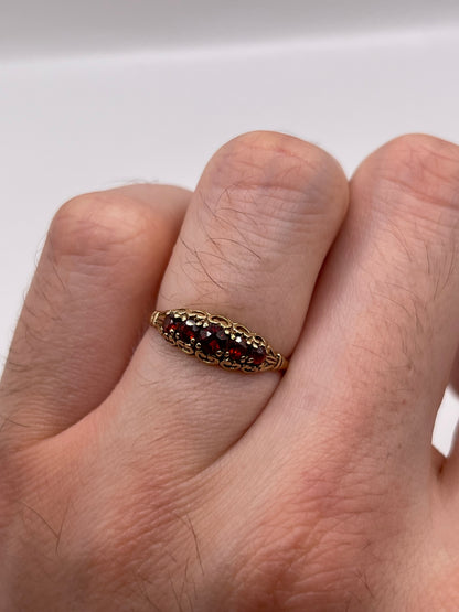 9ct gold garnet ring