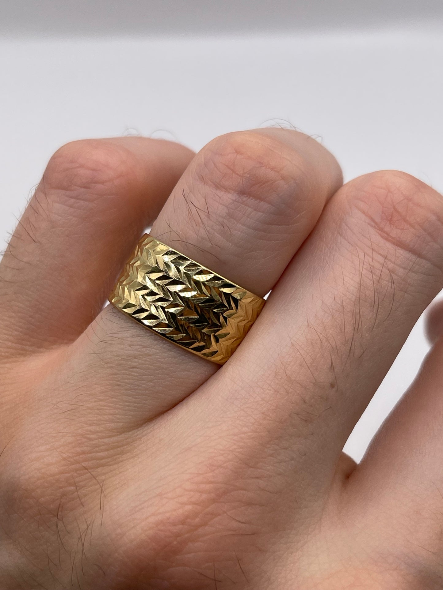 9ct gold patterned band