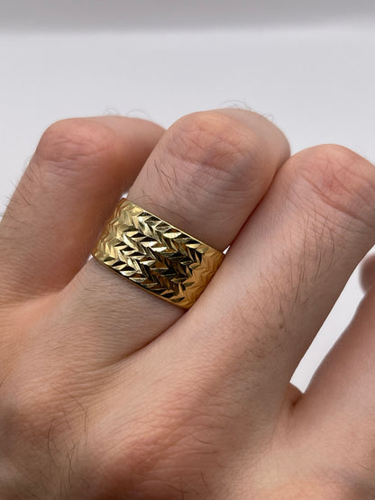 9ct gold patterned band
