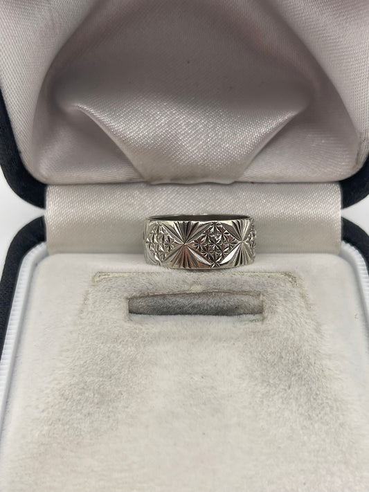9ct white gold patterned band