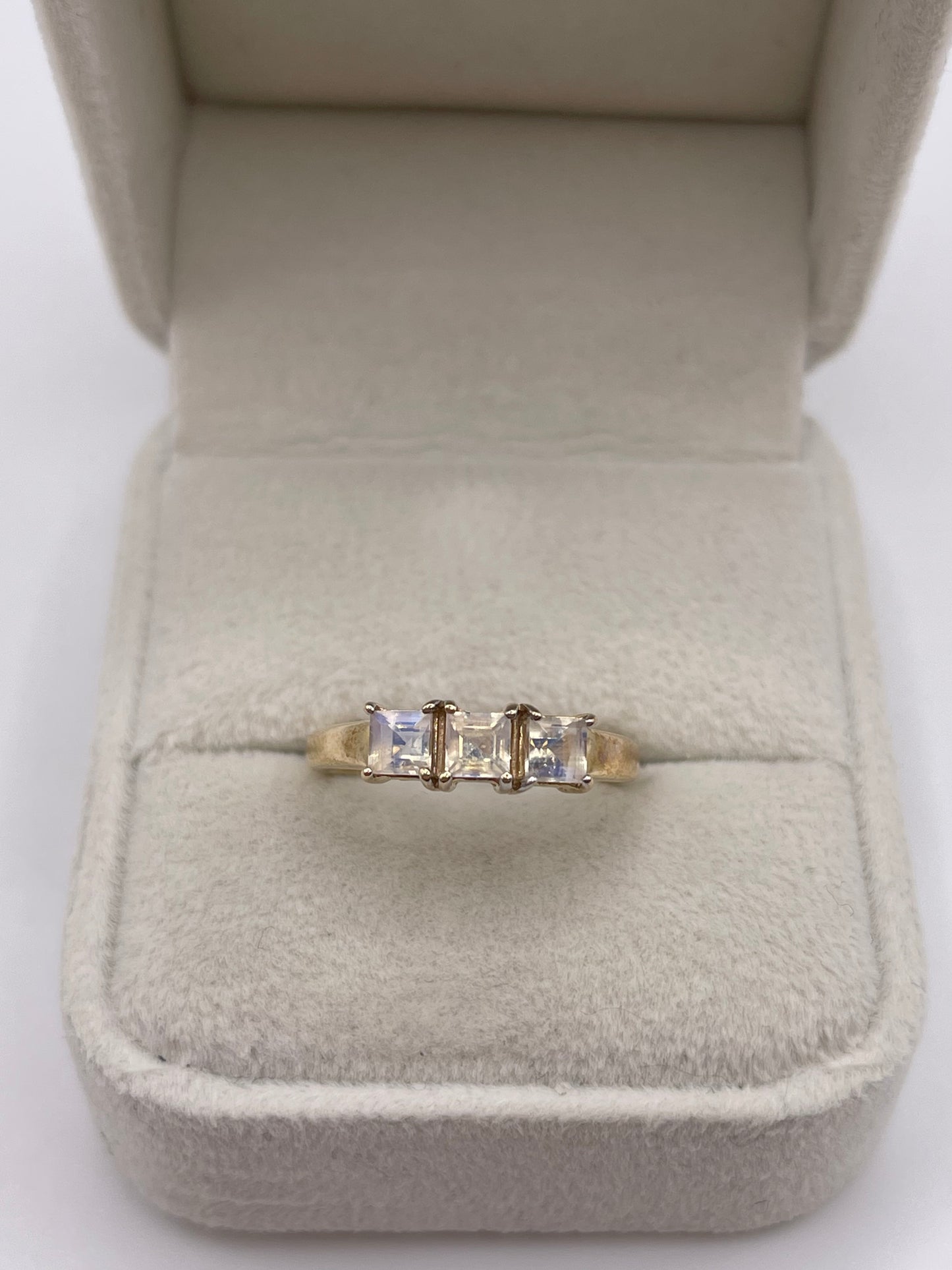 9ct gold rainbow moonstone ring