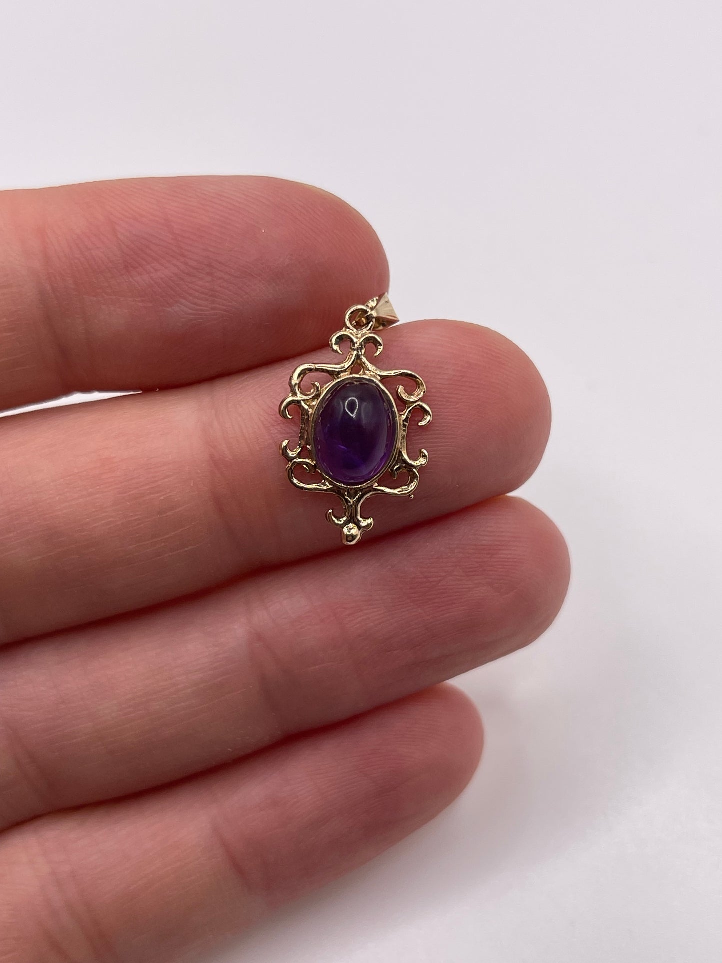 9ct gold cabochon amethyst pendant