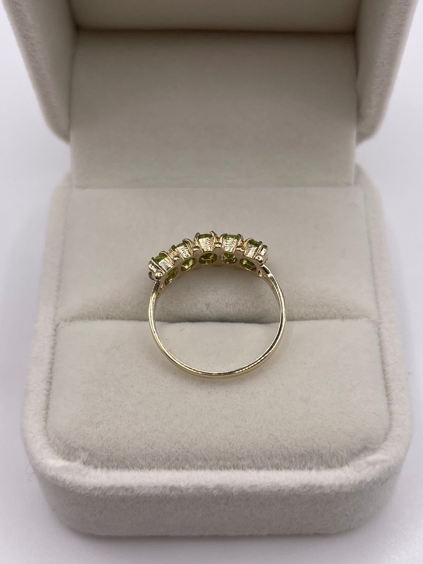9ct gold peridot ring