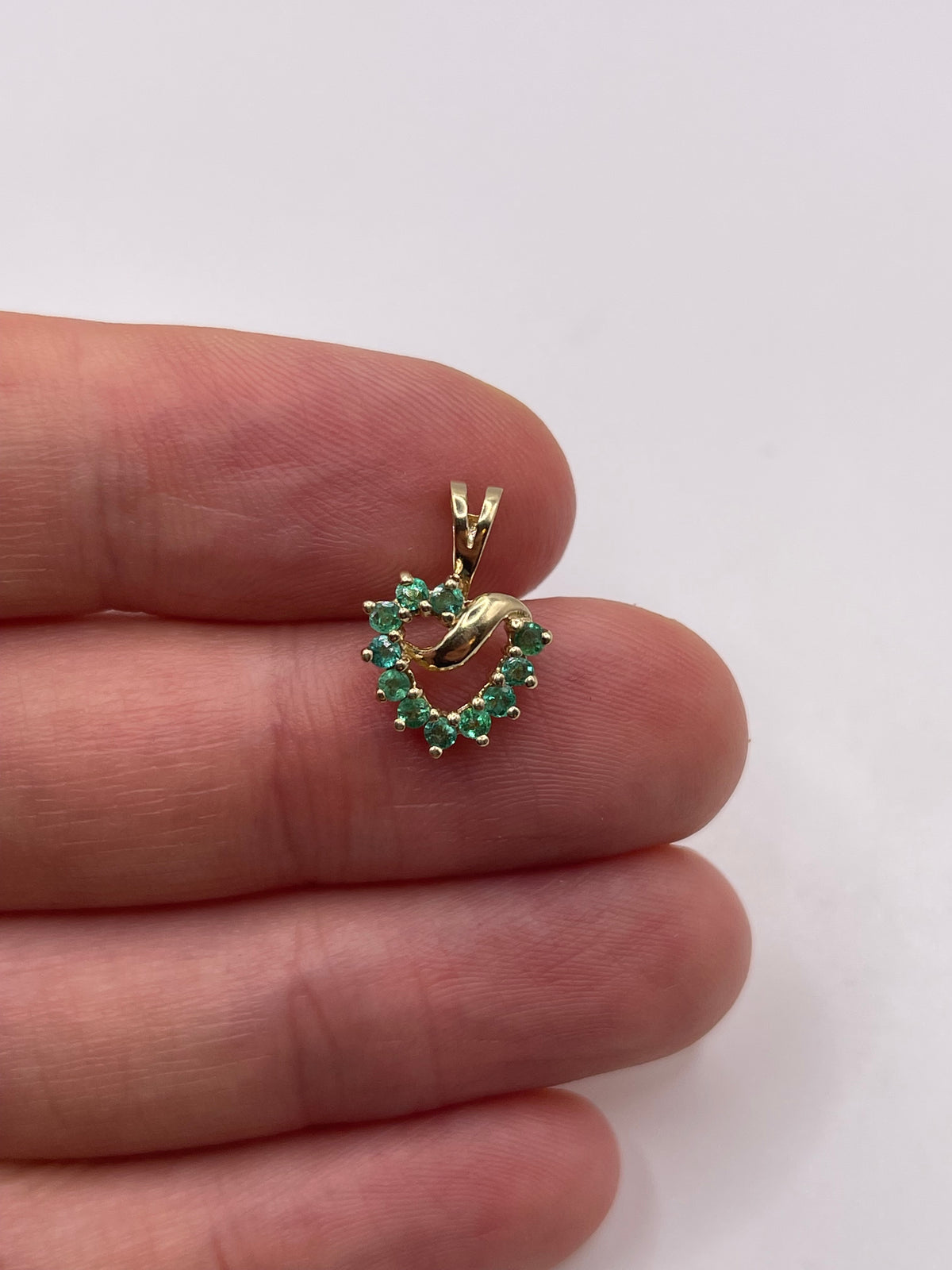 9ct gold emerald heart pendant