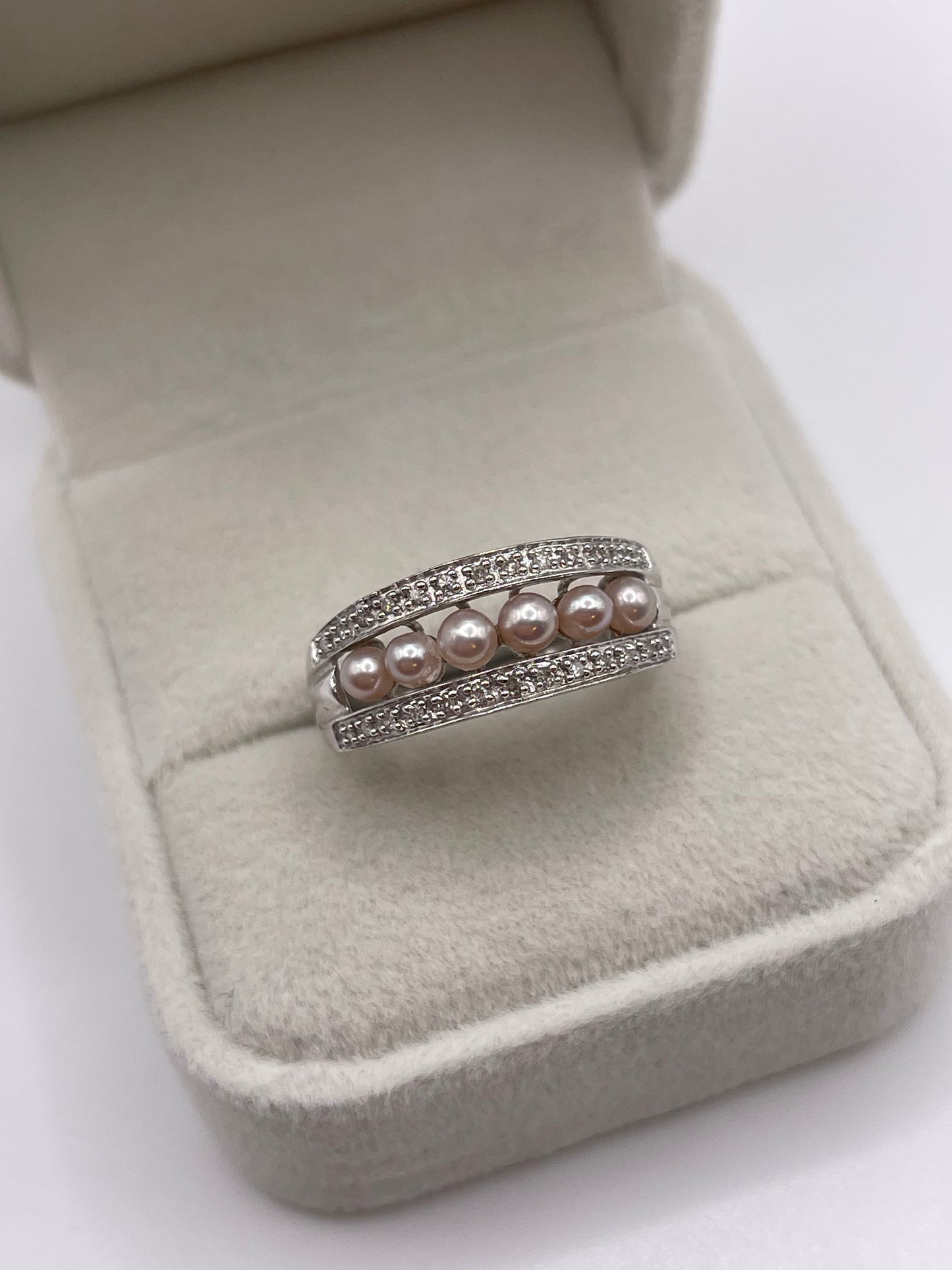 9ct white gold pearl and diamond ring