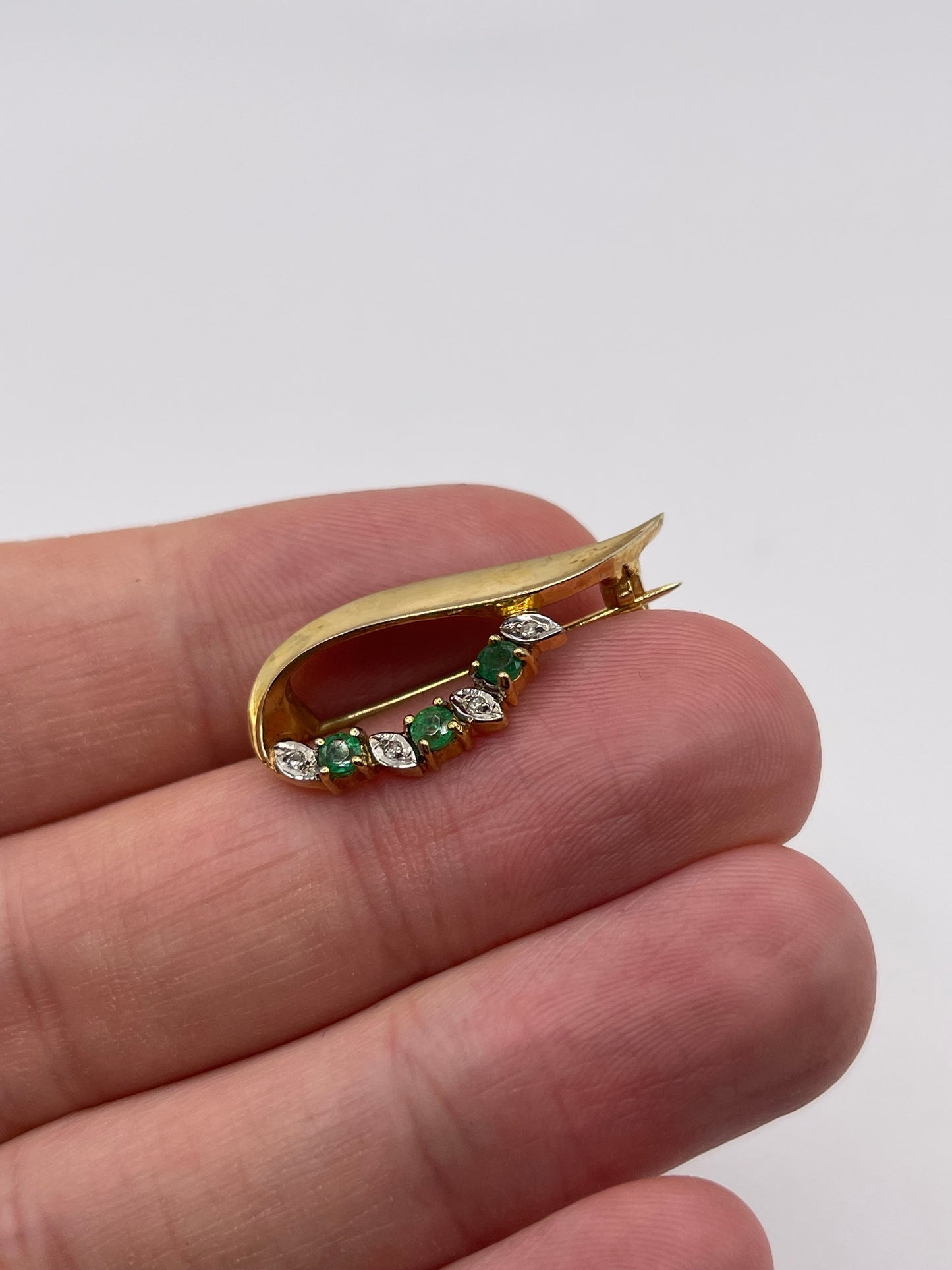 9ct gold emerald and diamond brooch