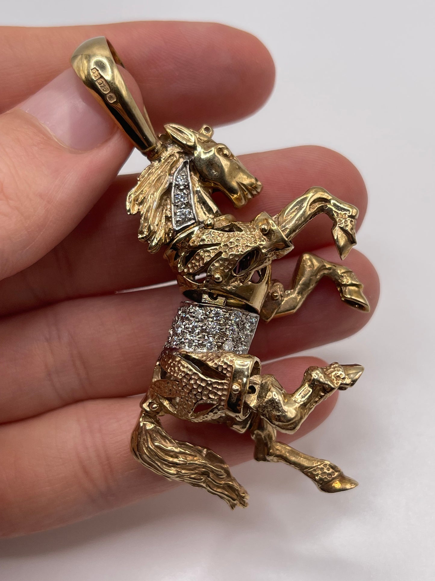 Heavy 9ct gold articulated horse pendant