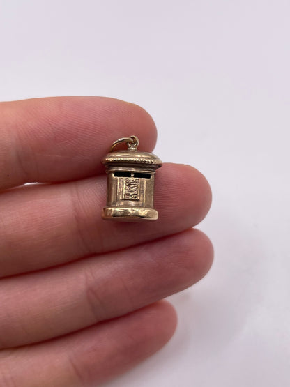 9ct gold postbox charm