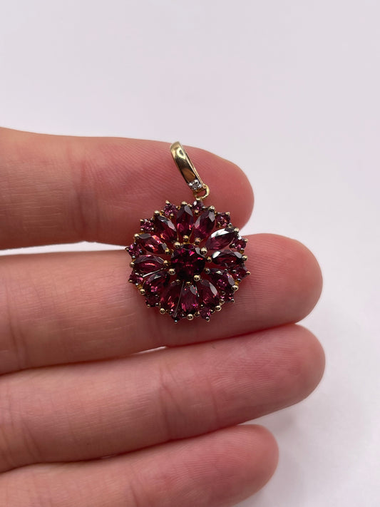 9ct gold garnet and diamond pendant