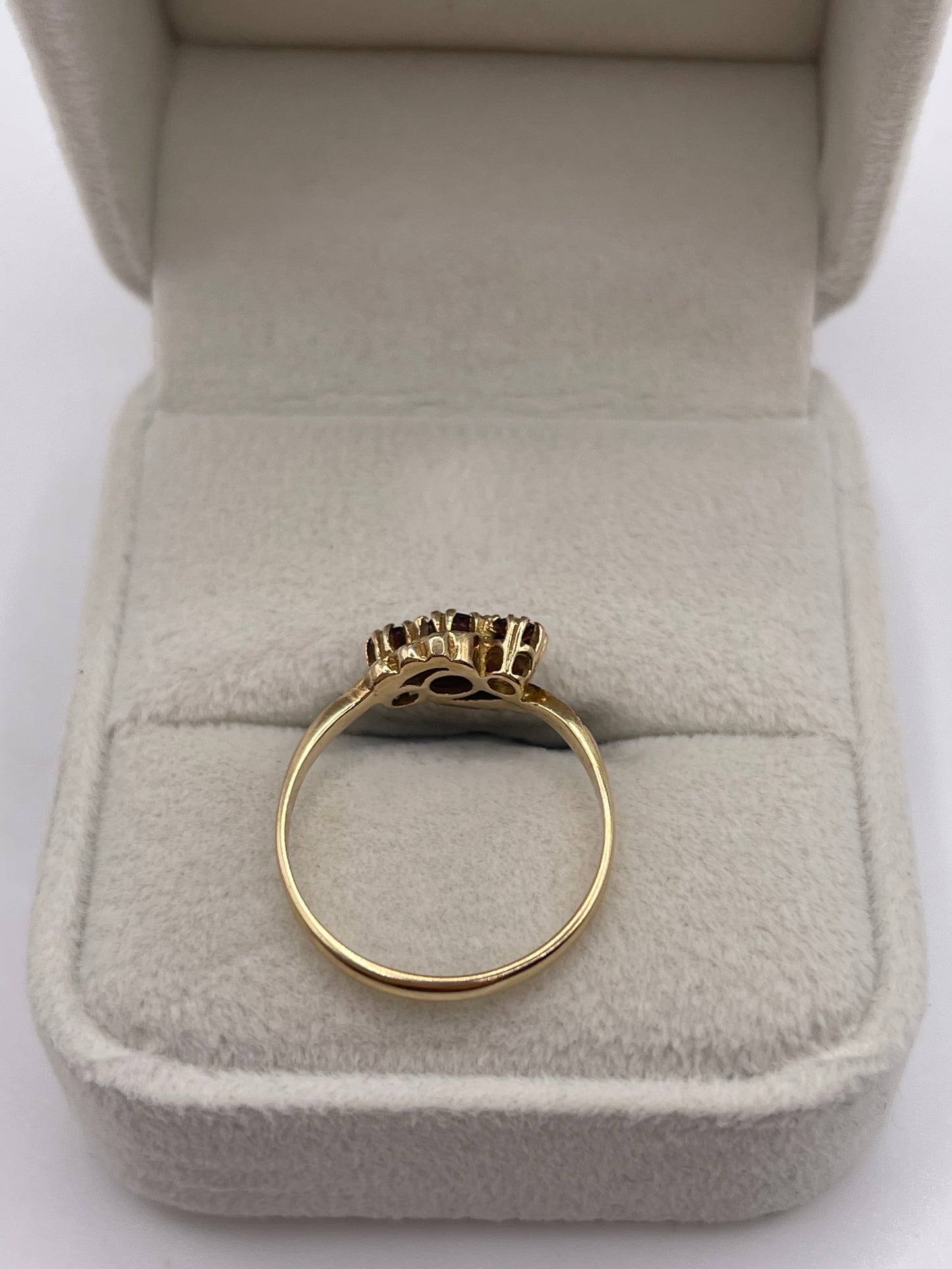 9ct gold garnet ring