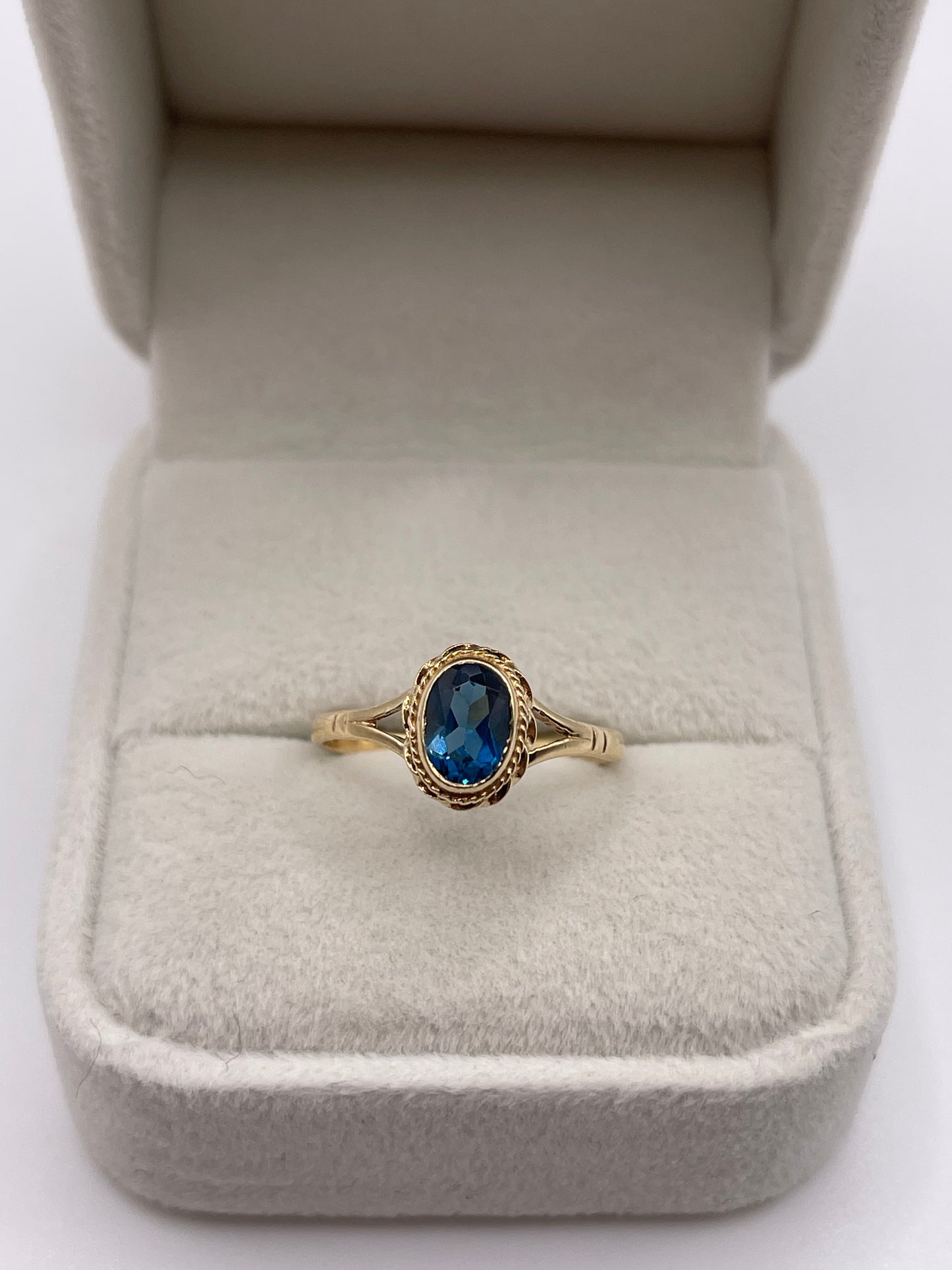9ct gold blue topaz ring